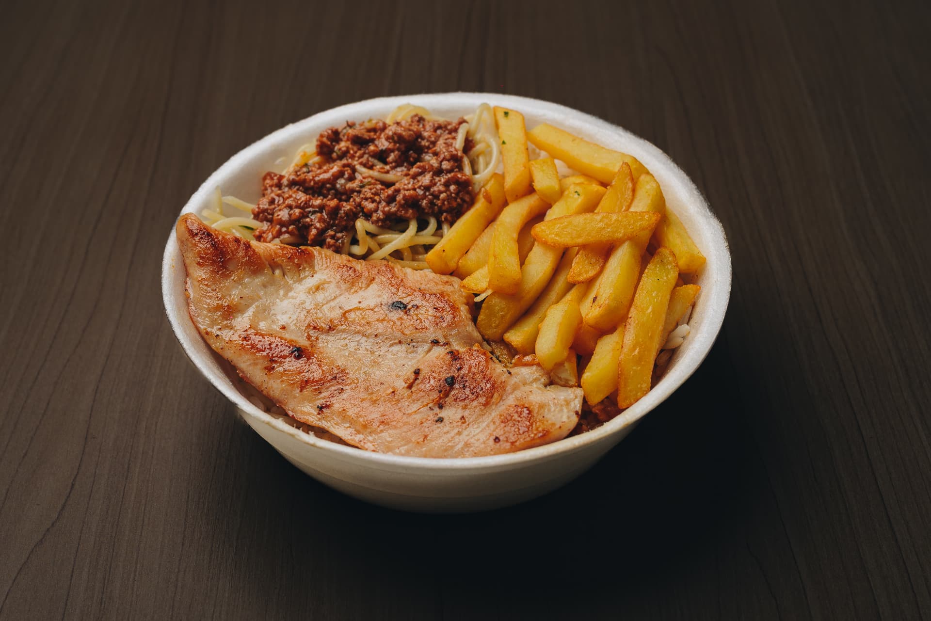 Marmita com arroz, massa, carne e legumes