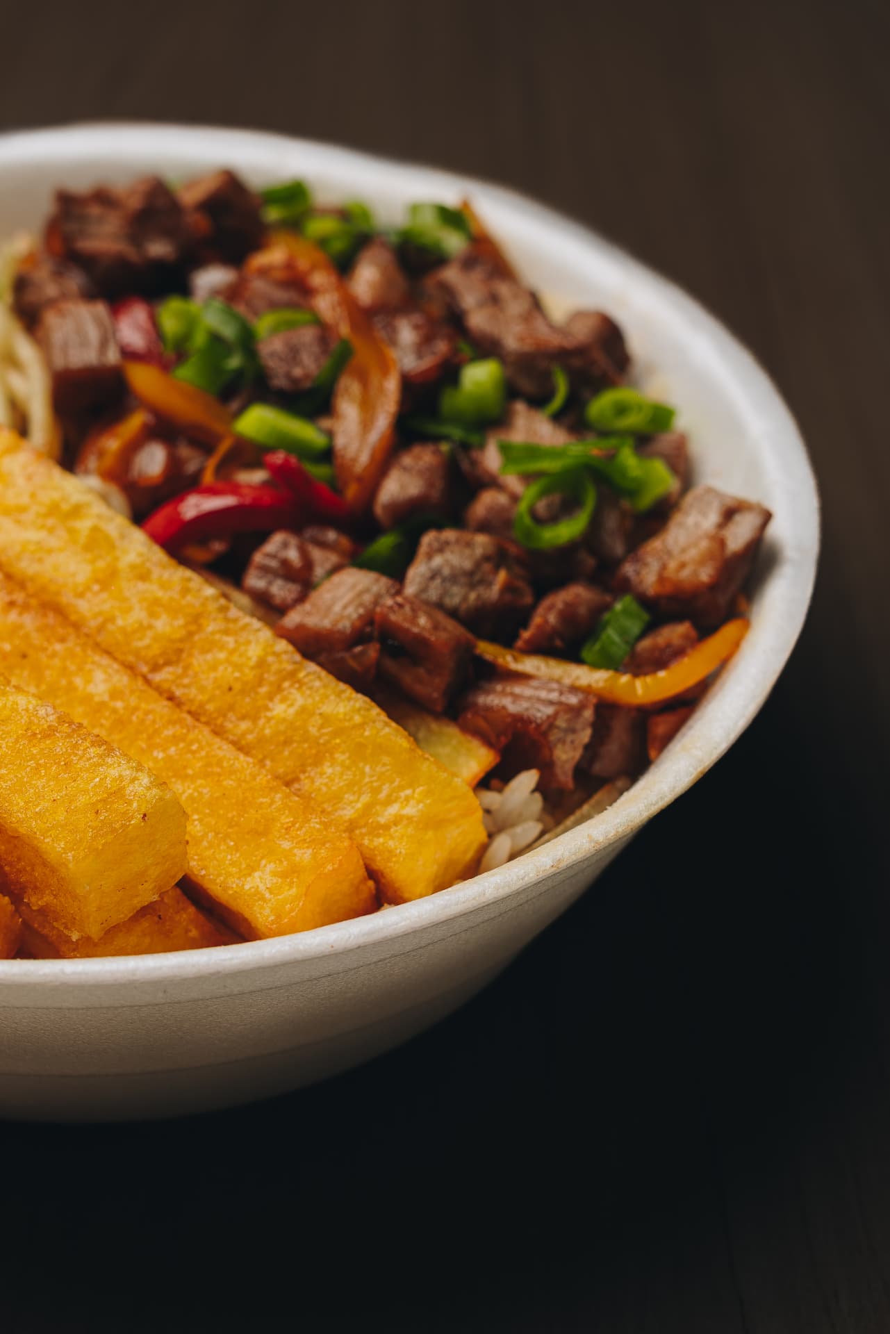 Refeição corporativa com arroz, carne e legumes preparada pela Integra